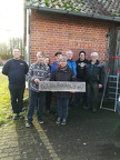 2023-01-06 Backhaus Mitglieder räumen das Spritzenhaus endgültig 012 Uta mit Schild